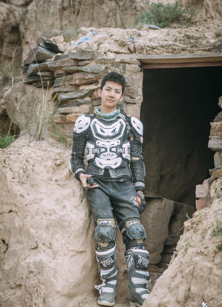 胡軍兒子康康12歲生日，身高赶超媽媽氣質像爸爸，學習成績優異