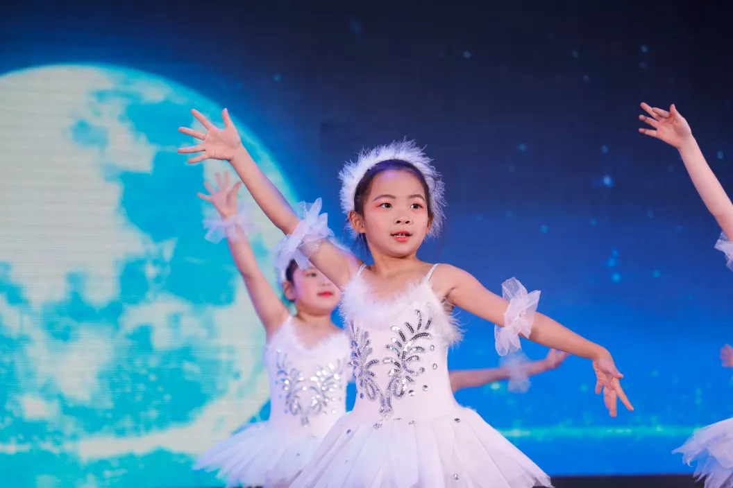 美轮美奂!可爱的小精灵们舞蹈比赛堪比演出现场,快来看看吧