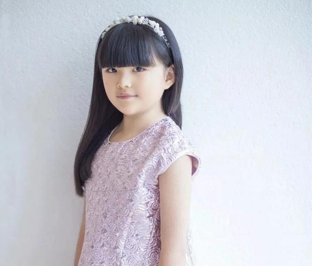 李湘晒出王诗龄和偶像合照，粉丝却认为王诗龄