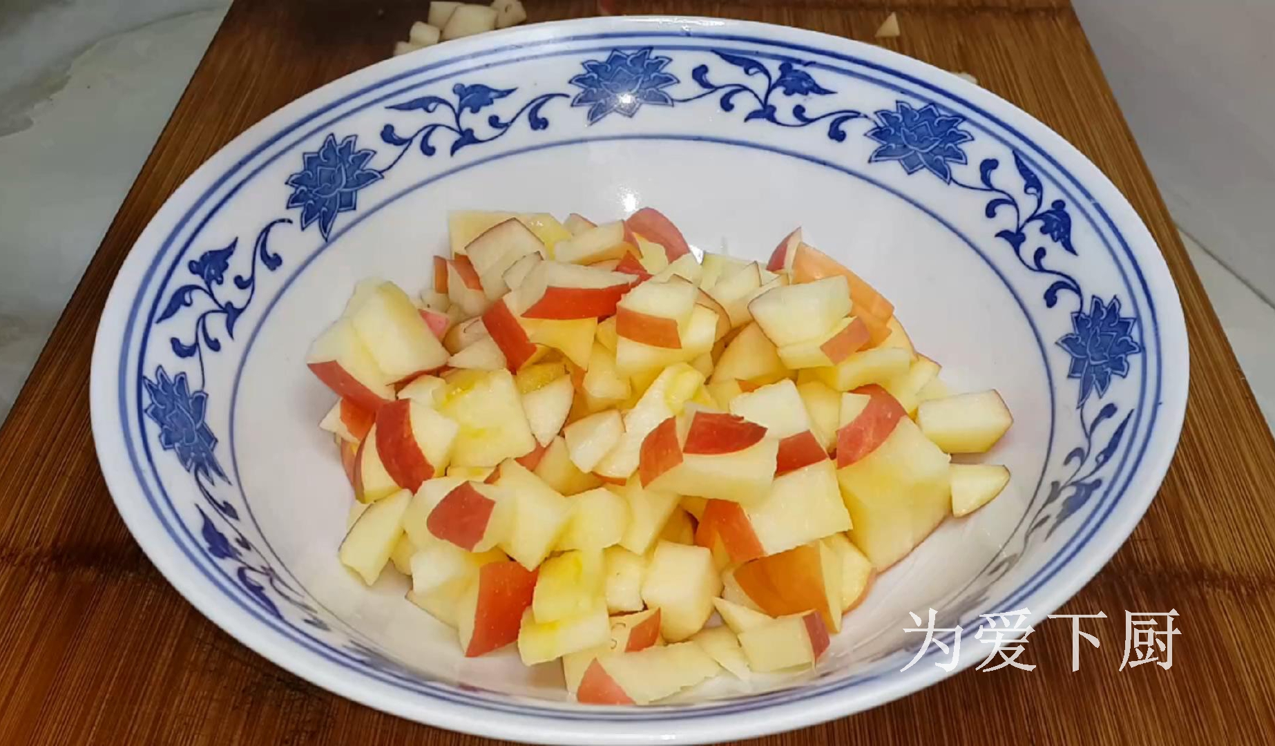 發糕別直接蒸著吃了，加2個蘋果，鬆軟香甜，保證孩子愛吃不挑食