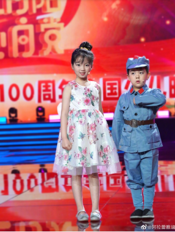 阿拉蕾8歲近照曝光，扎高高雙馬尾超可愛，肉嘟嘟臉蛋瘦出尖下巴