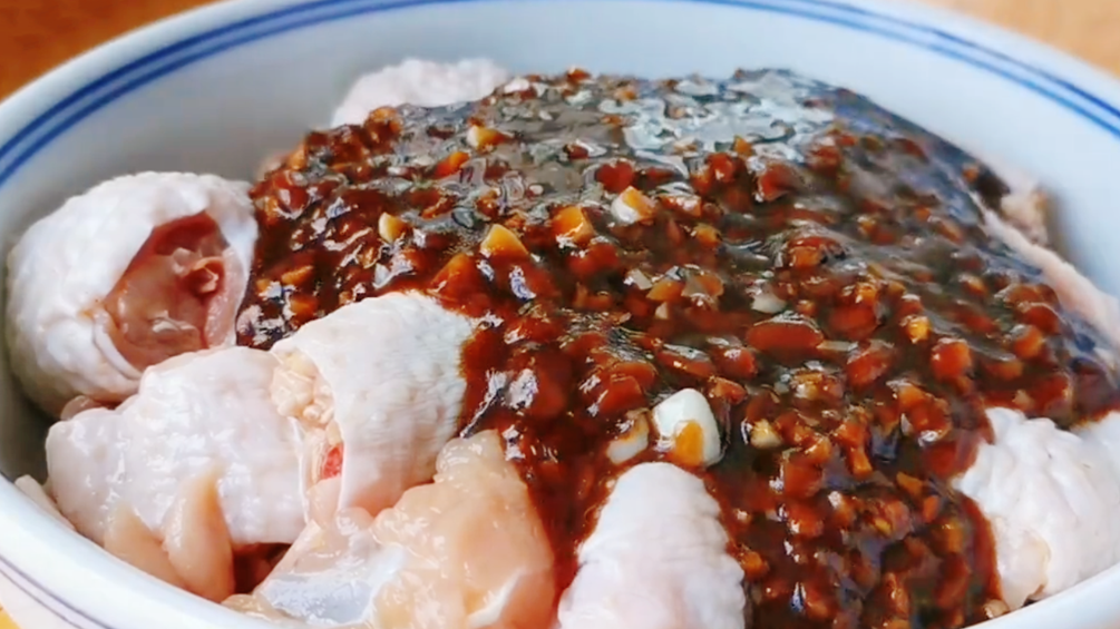 秋天要多吃鸡肉，不用烧不油炸，鲜香嫩滑又营养，孩子每次都光盘