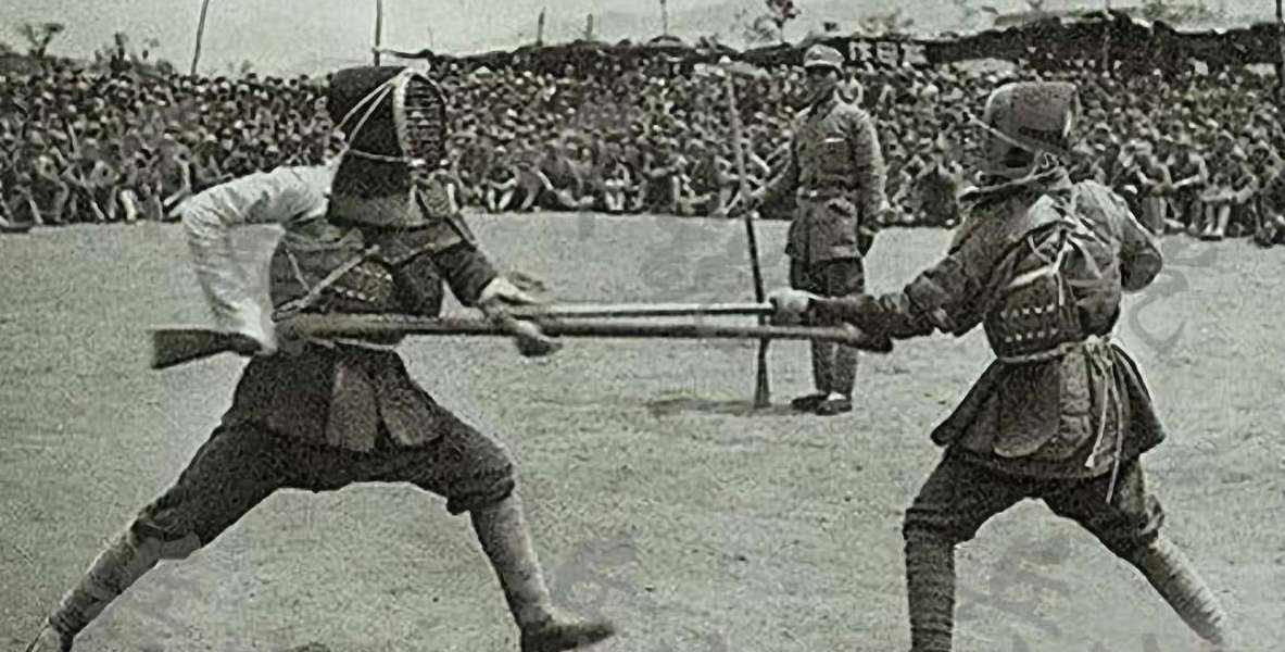 抗日战争时期，日军拼刺刀我军也会配合，用枪