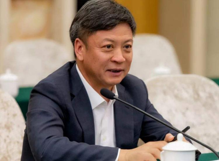 中国挣钱美国花？这3位富豪早已移民美国，却仍