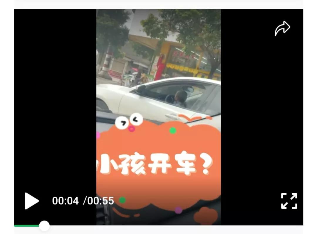 云南曲靖:陆良一幼儿园门口惊现“超小龄司机”