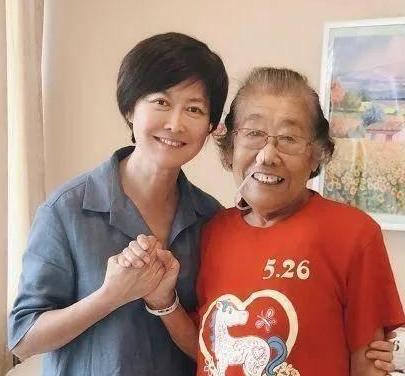 “国民大姐”敬一丹：嫁亿万富商，结婚40年，女