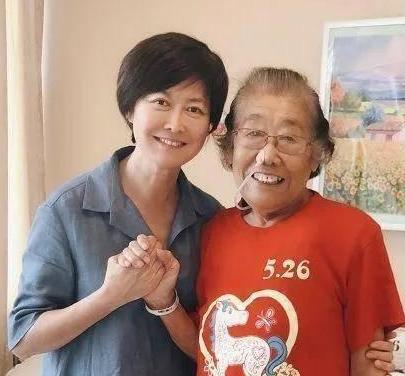 “国民大姐”敬一丹：嫁亿万富商，结婚40年，女儿嫁苏格兰小伙