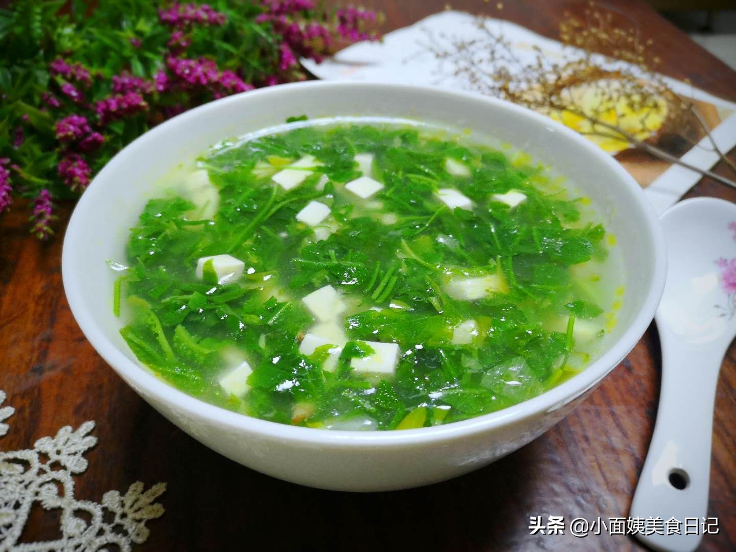 This soup is often cooked with tofu in autumn. It has a smooth taste and is light and nourishes the stomach. It is a bowl of nutrition and comfort in cold weather.