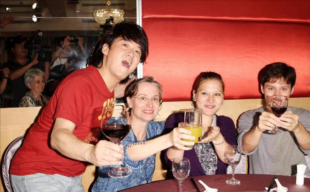 周華健罕見和美國妻子同框，61歲妻子頭髮花白，夫妻同框似母子