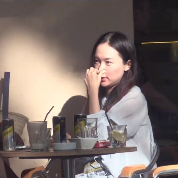 霍思燕夫妇穿情侣装约见好友，杜江化身“工具人”，嗯哼超粘爸爸