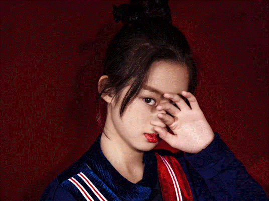 又一位童星被“催熟”？还没小学毕业就签约，