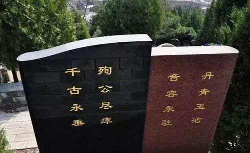 2000年，"香妃"刘丹被甩车外身亡，葬礼上哭到昏厥的"男友"怎样了