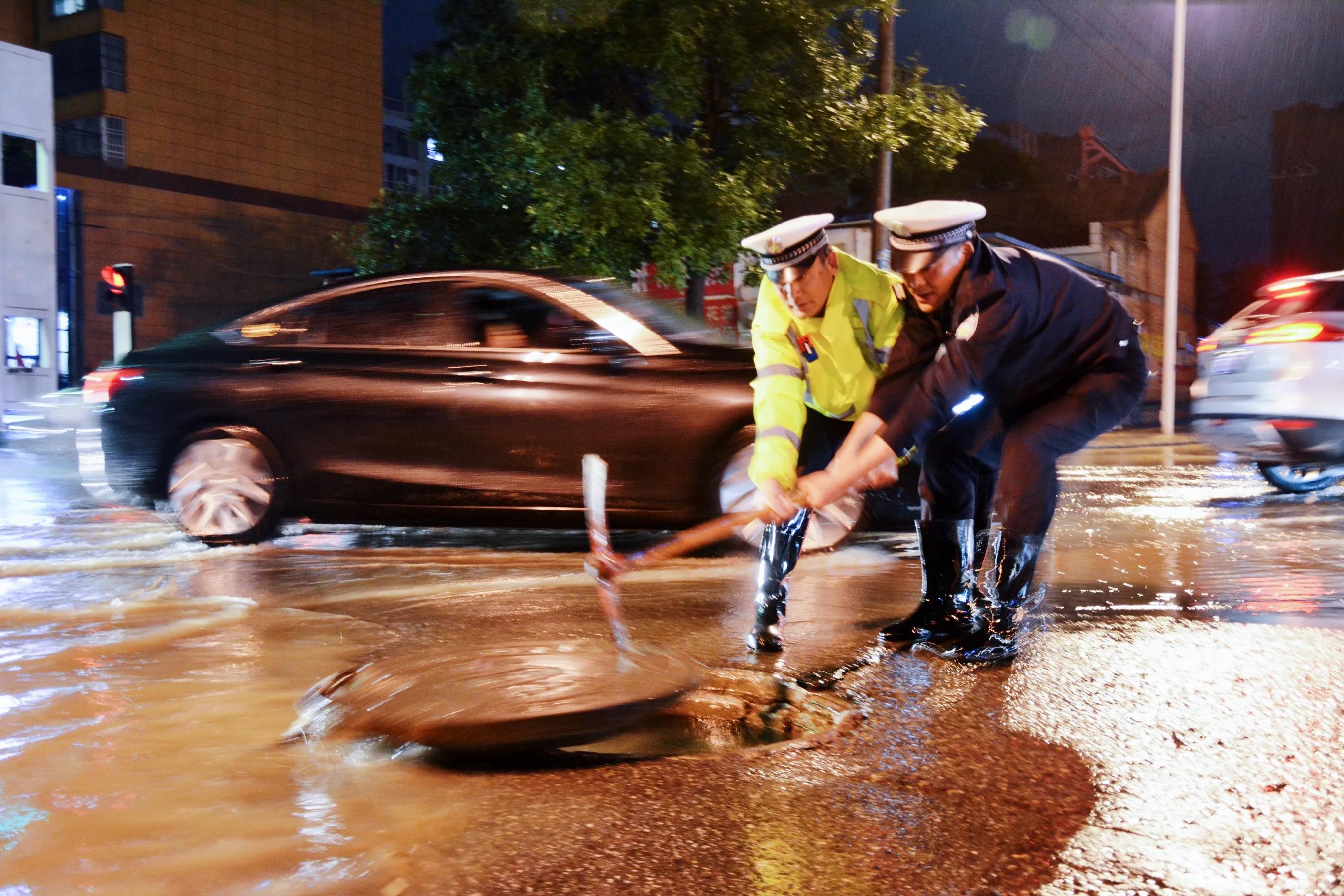 蒲城交警雨天警色护你平安组图