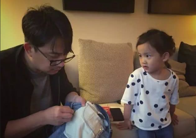 黃磊曬出兒時黑白女裝照，紮起兩個小辮穿碎花衣，簡直是多妹翻版