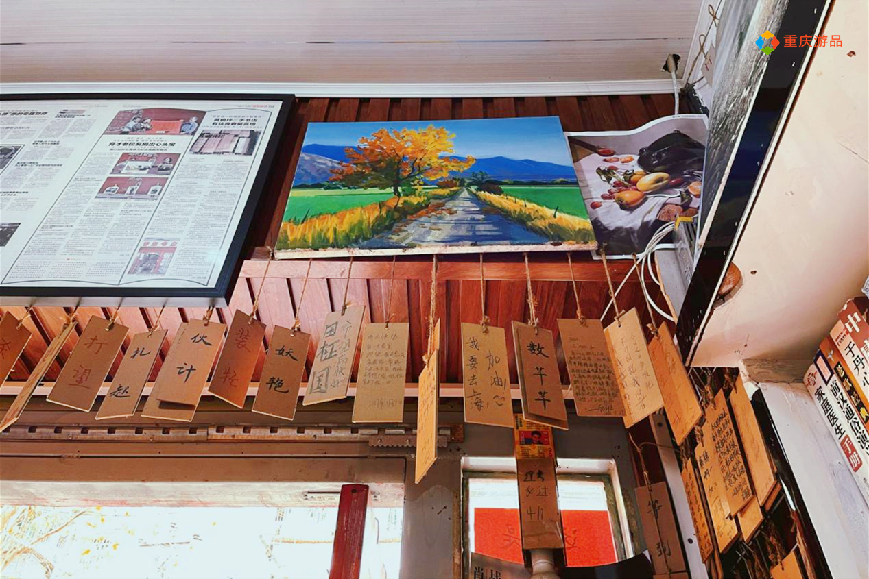 重庆黄桷坪的二手书店，80、90年代风格，老板还是追星族