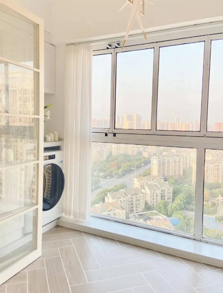 有金属护栏的阳台,就要完全靠立柱和横梁固定住窗框,整个平面都是窗户