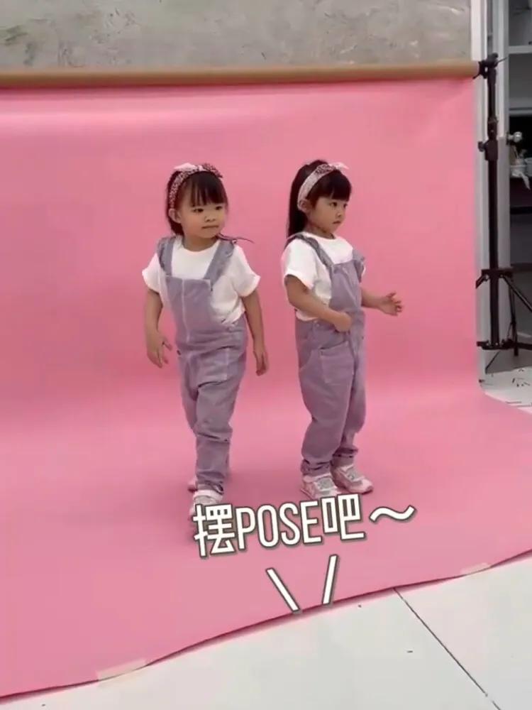 熊黛林帶雙胞胎女兒拍照，姐姐淑女範兒，妹妹活潑開朗很有鏡頭感