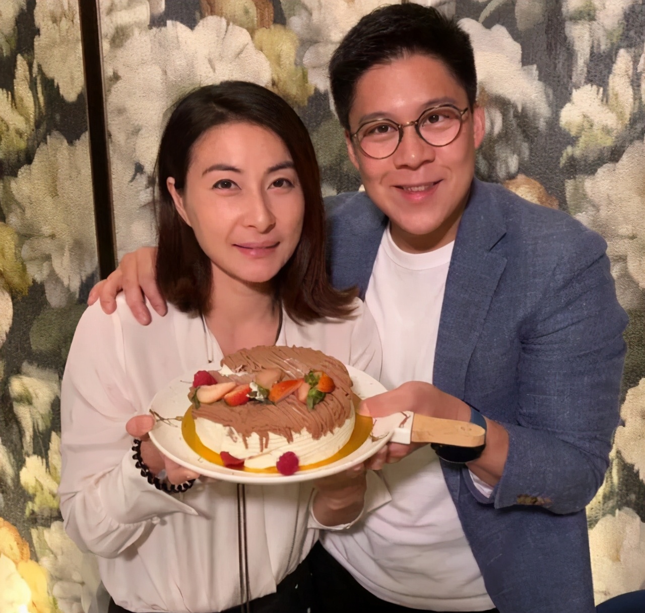 霍啟剛郭晶晶一家逛花市畫面溫馨，大兒子牽著倆妹妹超有哥哥範