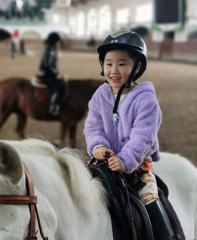 好爸爸！赵文卓国庆陪儿女骑马，子龙和妹妹马背上手拉手超有爱