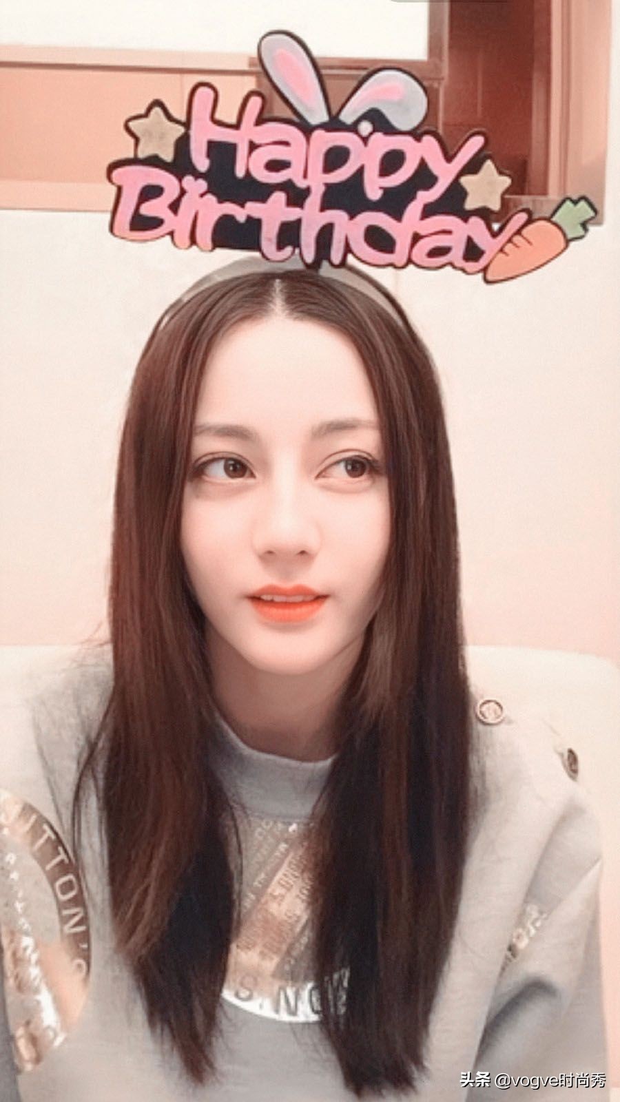 迪丽热巴直播庆祝生日，关掉滤镜后的颜值很真