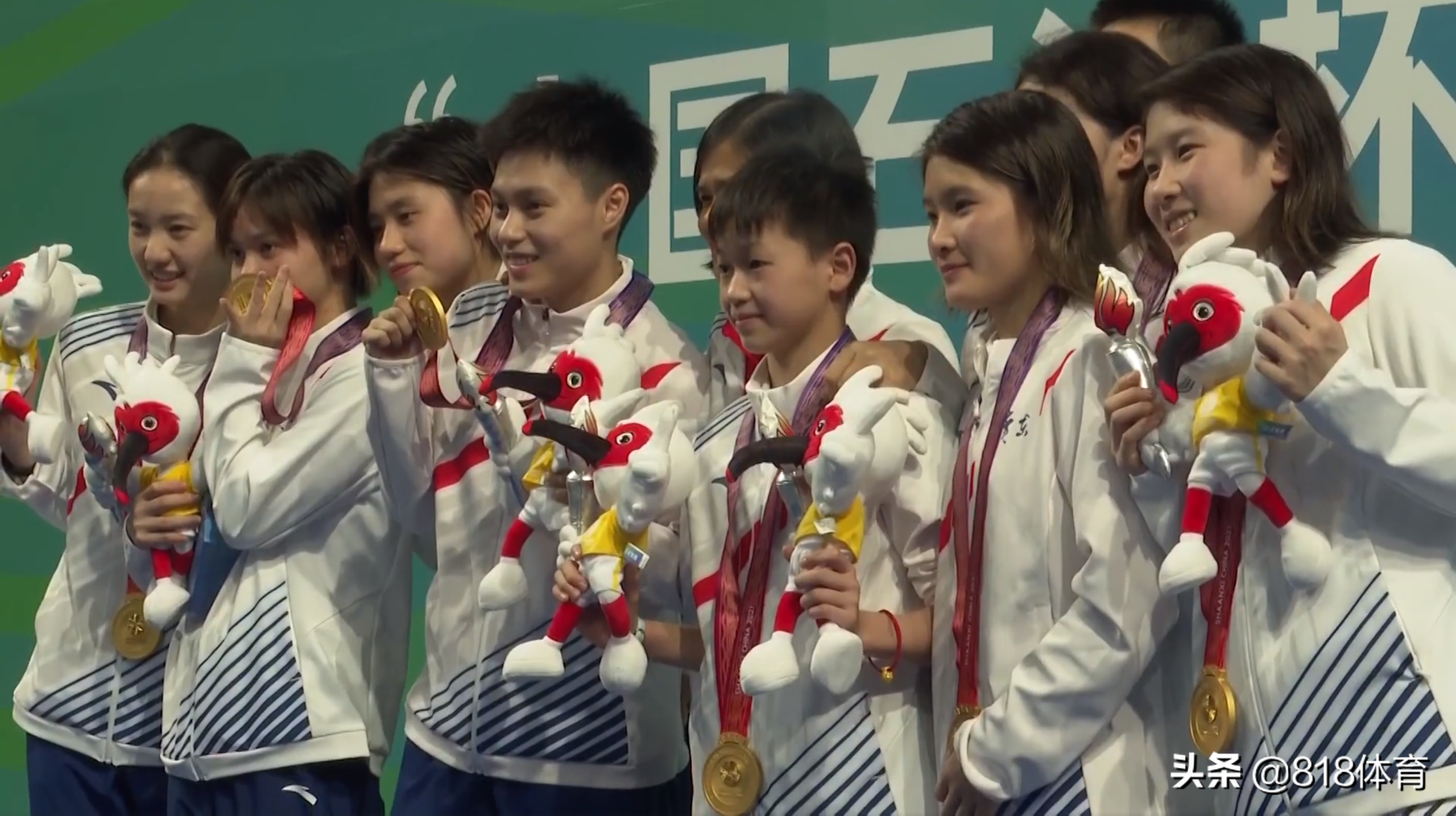 暖心！全红婵采访志愿者低下身递话筒，红姐不忍心：我自己拿吧