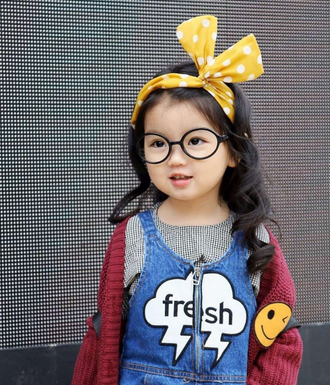 《爸爸去哪儿4》播出四年后，8岁阿拉蕾晒近照，萌娃已变成美少女