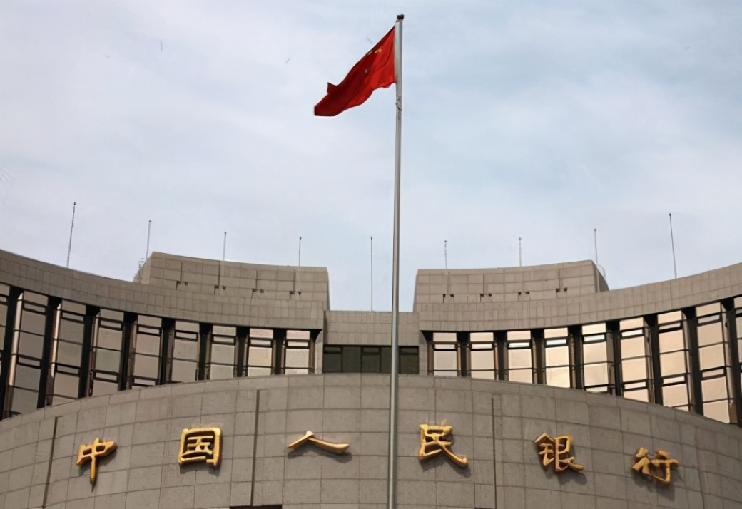 4家银行接连倒闭，那普通人若是想存款，放哪家