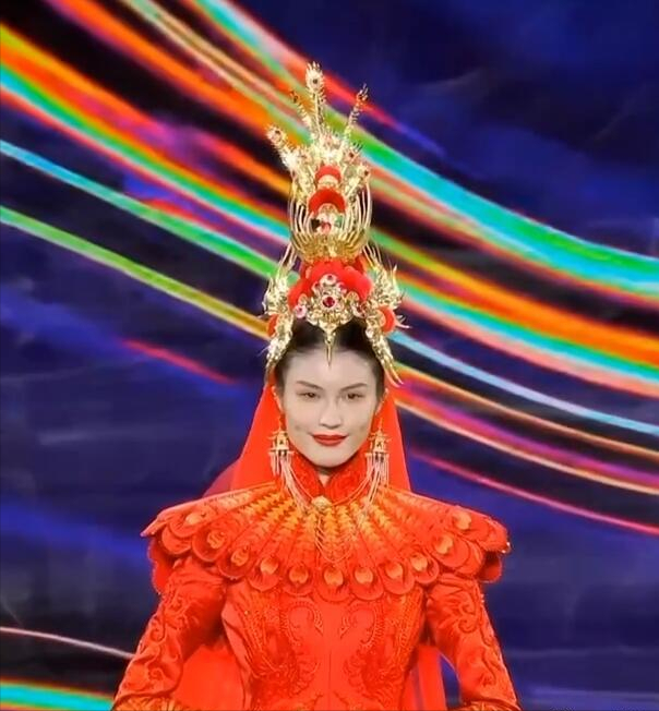 郭晶晶攜夫貼春聯，穿3年前舊衣擋不住高貴氣，三個娃眉眼都像媽