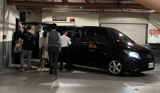 黄鸿升遗体将解剖查明死因，父亲憔悴现身，白发人送黑发人