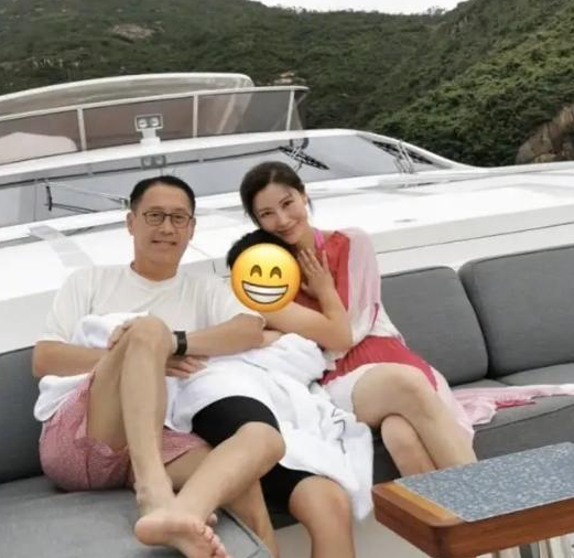 李嘉欣被儿子摸胸，引起网友一片争议，曾晒比基尼与儿子热吻