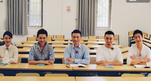 央视主持人晒大合影，撒贝宁太矮惨遭P图？被曝同款裤子20多条