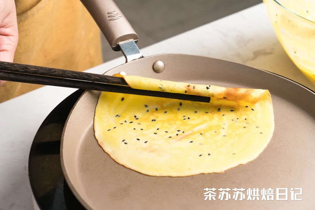 3個雞蛋加碗麵粉！ 攪和攪和，輕鬆一烙，酥脆的蛋捲就出來了