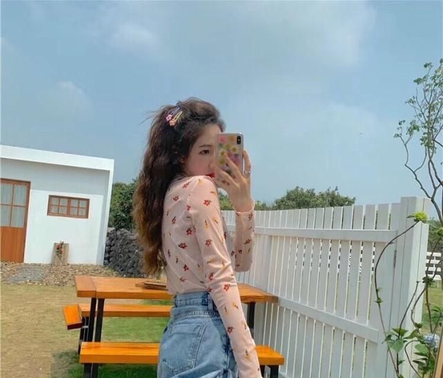 泫雅上衣险些走光惹争议，性感穿搭惊艳全场，