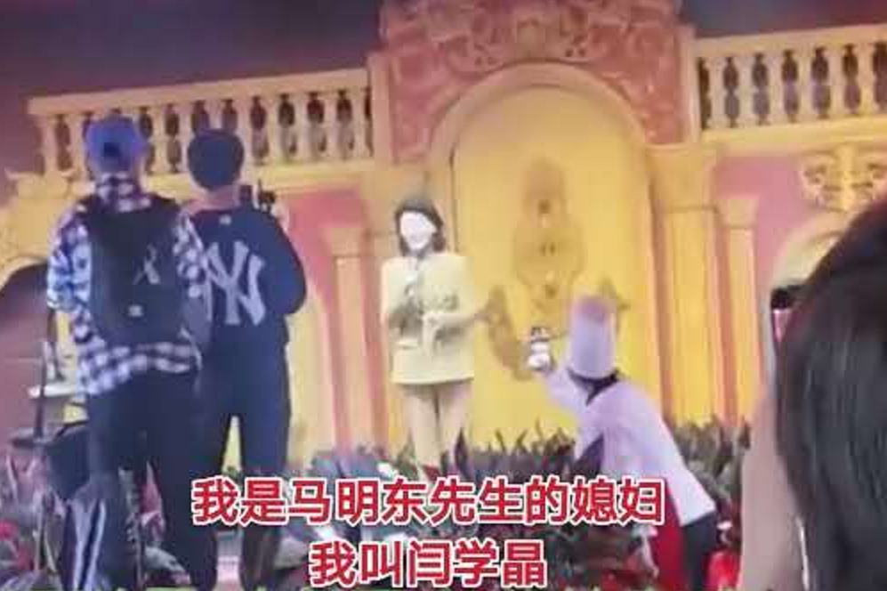 闫学晶自曝已离婚再嫁 45岁为现任丈夫生二胎 曾遭大女儿反对 新快文汇