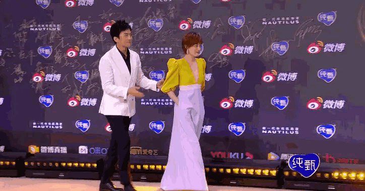 邓超化身摄影师直拍，距离文字暴露关系，最惊