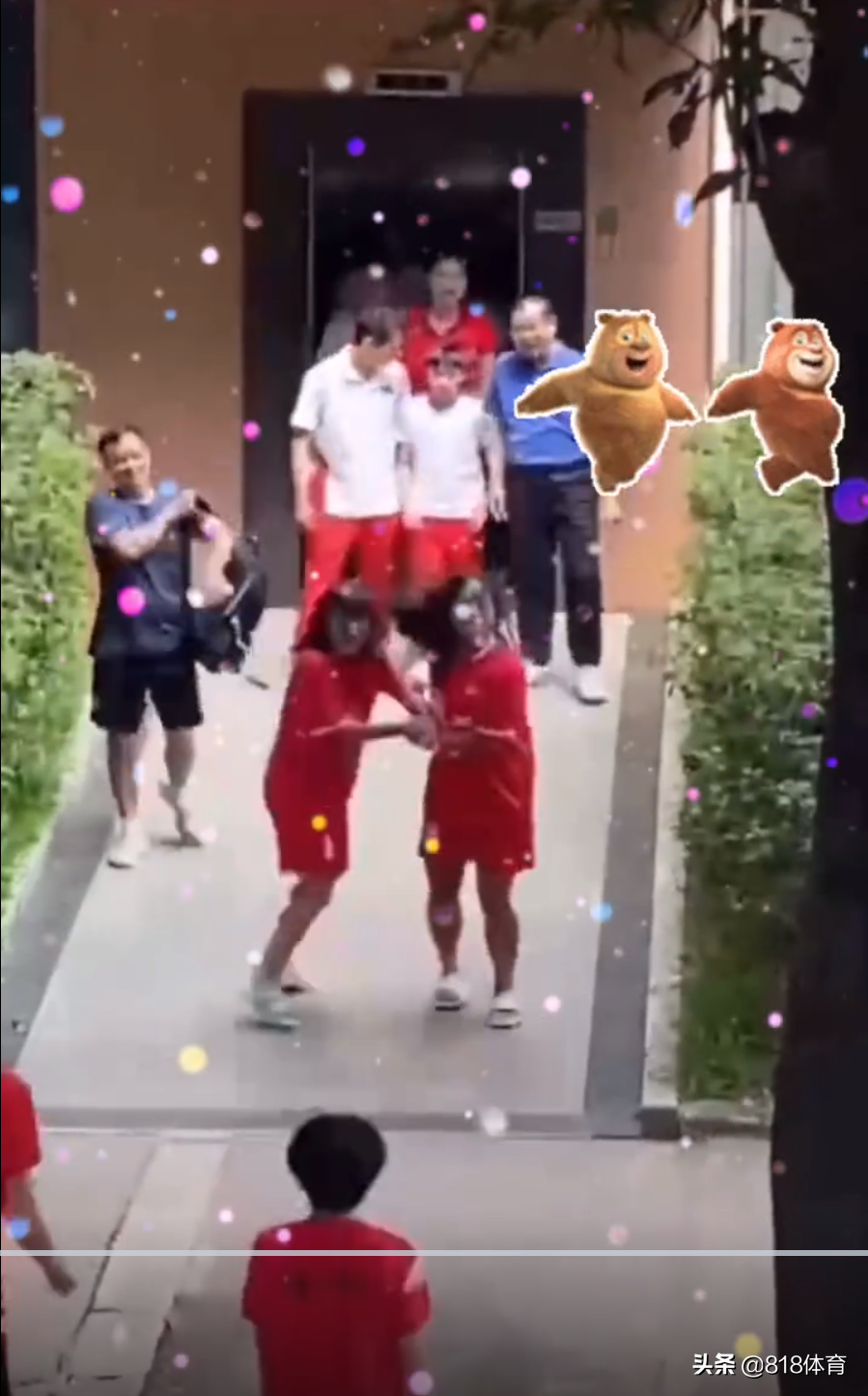 转角遇见偶像!全红婵回母校探亲,小迷妹突然看到红姐尖叫捂脸:哇!