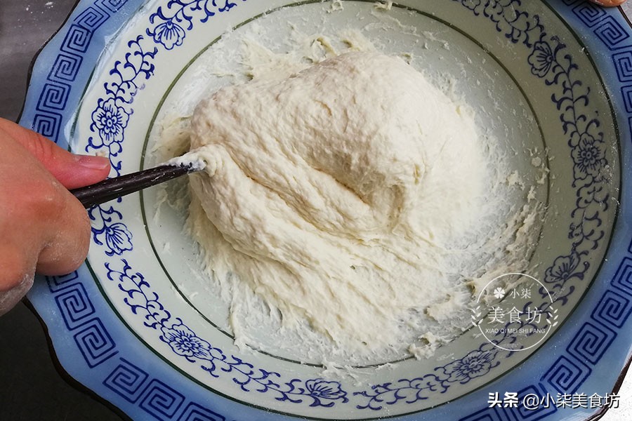 图片[6]-面粉里加一把葱 手不沾面 筷子一搅 5分钟出锅 比面包还松软-起舞食谱网