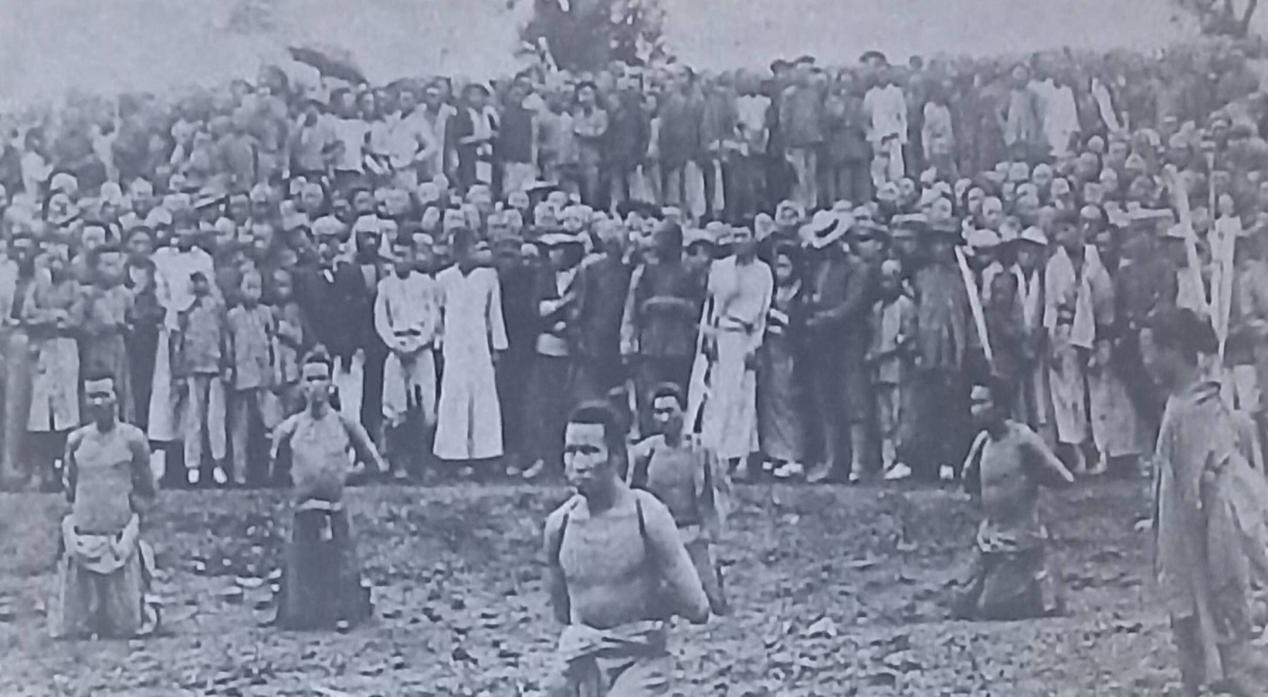 英国人目睹清朝刑场砍头，看到围观群众在欢呼