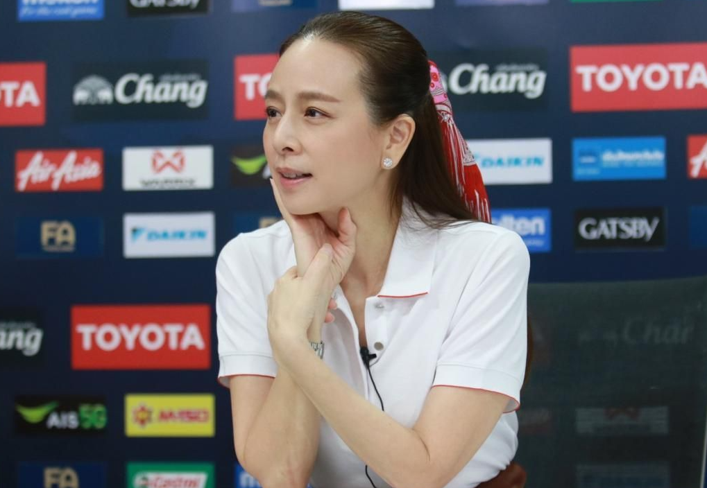 55岁白富美成泰国男足高官！世界杯爆红，豪门家族，保养太好了