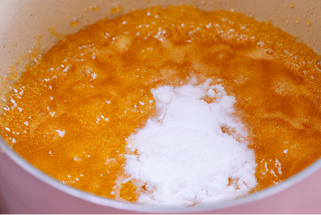 很火的一道甜美小吃，口感酥脆甜蜜，满口香甜，一咬咔嚓脆