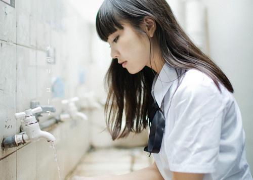 晚安心语：笑容可以给任何人，但你的心，只需给一个人就好