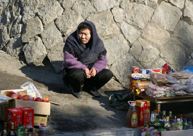 走进朝鲜，在小区门口摆地摊的朝鲜大妈们