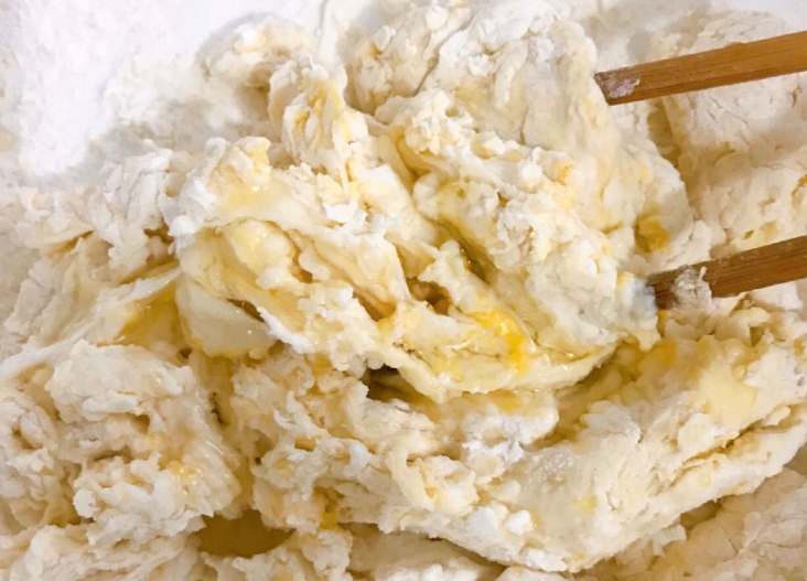 炸油條，不要只用酵母和雞蛋，好多人忘記加它，難怪吃著硬不酥脆