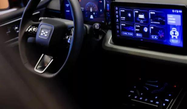 男孩子有什么坏心思呢？只不过是逛街的时候想看看车而已