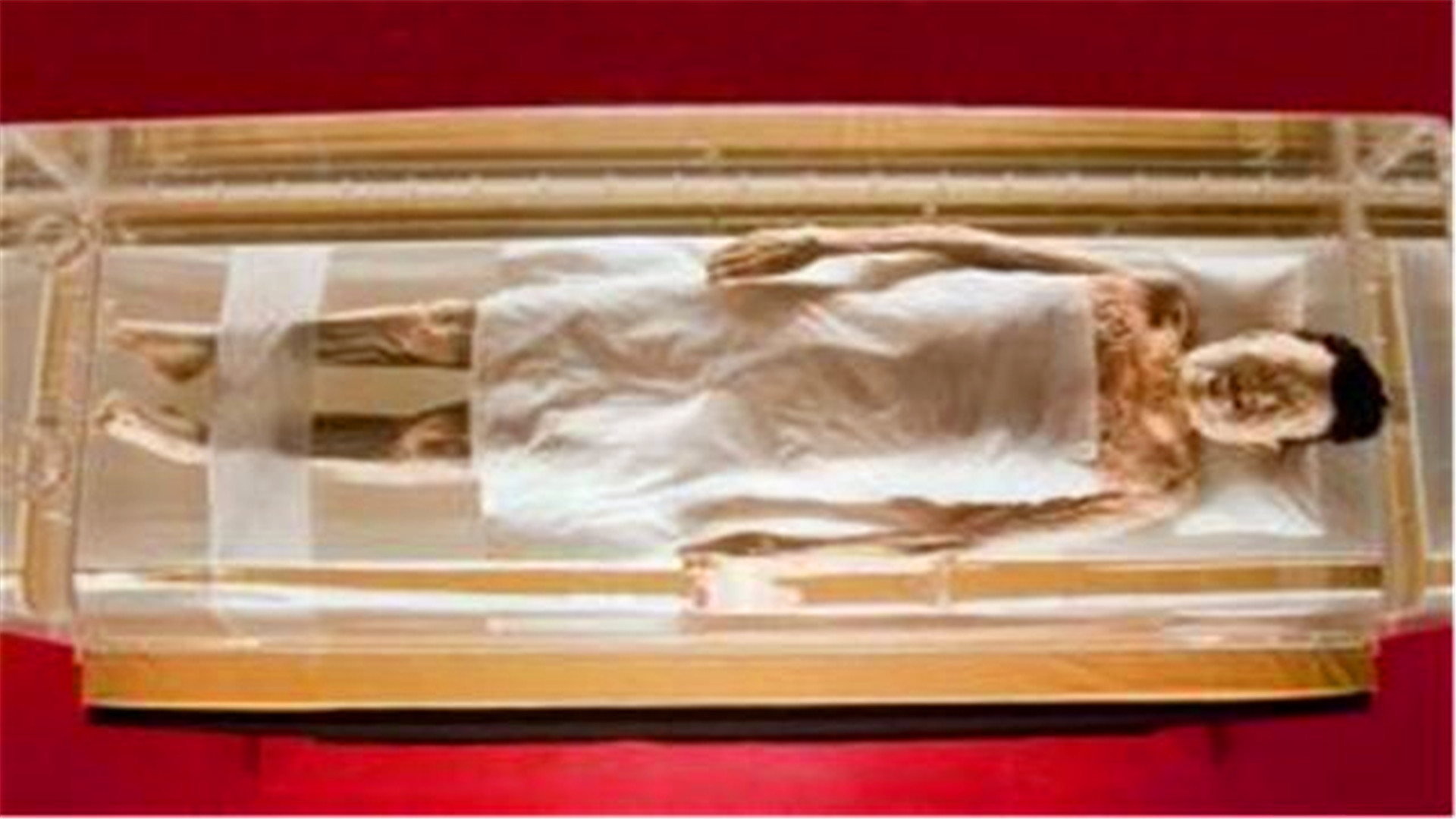 2000年前女尸无人敢解剖，年轻小伙自告奋勇，解