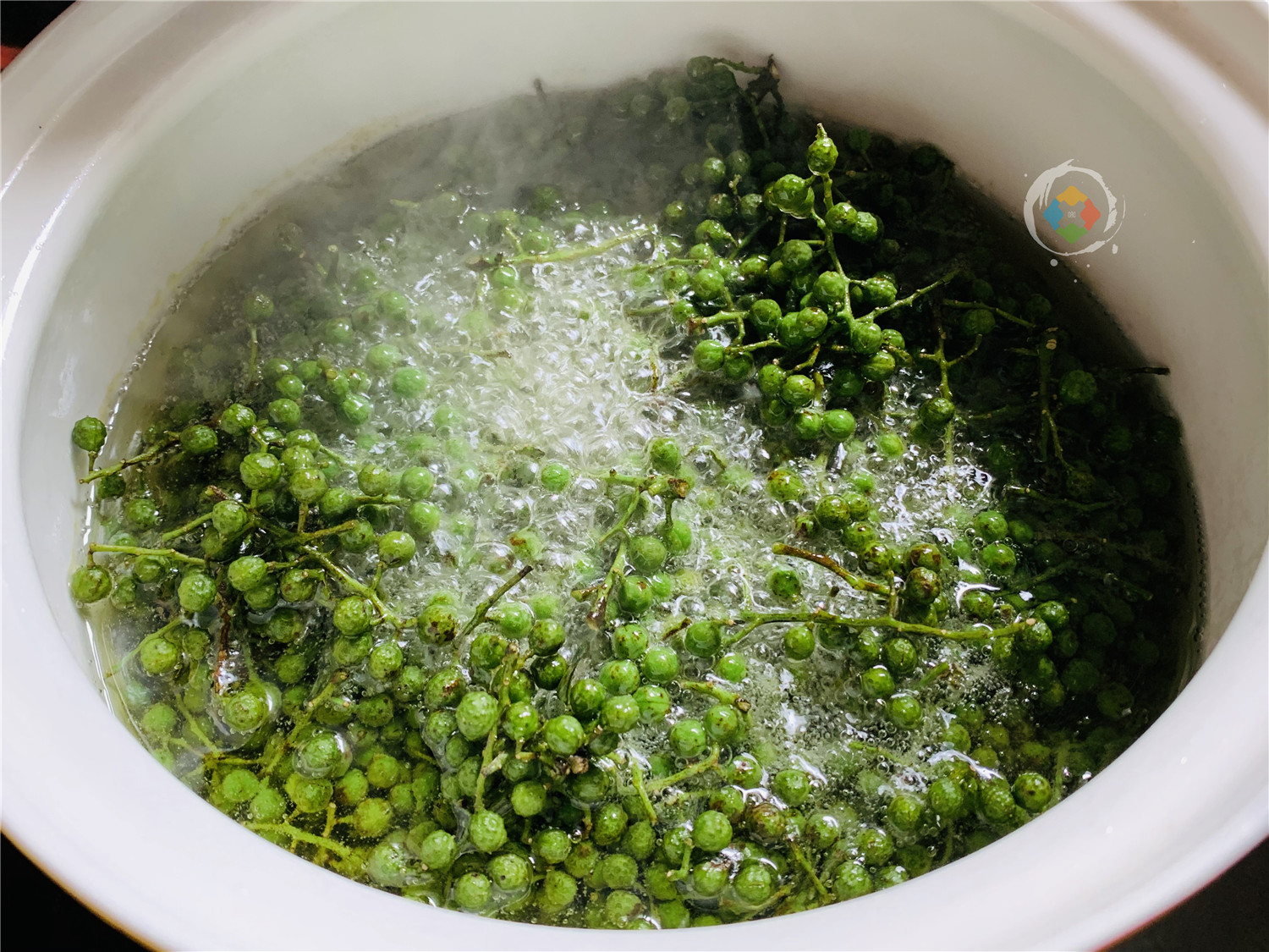 重庆人离不开的味道：新鲜青花椒，淋上一锅热油，“麻”就诞生了