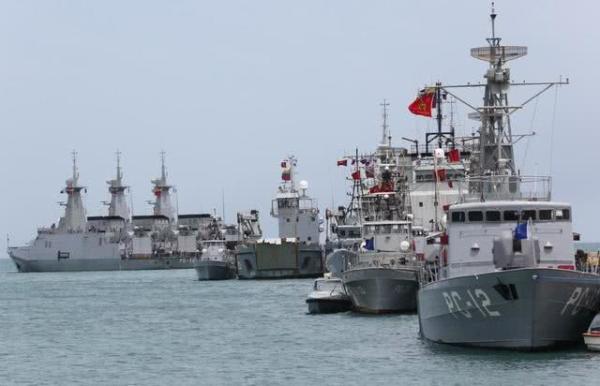 反美先锋强硬打响第一枪，大批军舰倾巢出动，
