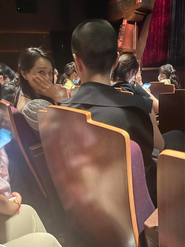 伊能静陪5岁女儿游玩照曝光，穿衣打扮似少女，