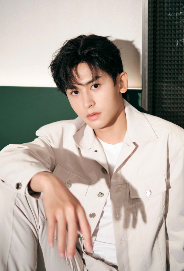 专家说张哲瀚用眼影遮麦粒肿使不得还暖心给出了正确处理姿势