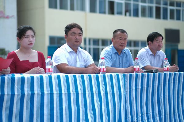 新郎邢飞飞新娘袁欣怡爱心奉献 回报家乡让新时代婚俗焕发出新气象